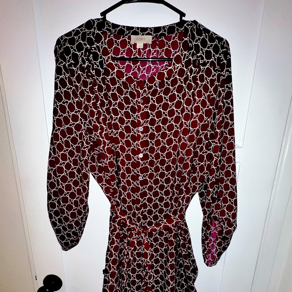 Maroon Loft Dress, perfect for the office. Belt included, no tips or tears.